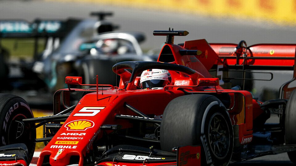 Sebastian Vettel kassierte eine Zeitstrafe nach Duell gegen Hamilton, Foto: LAT Images