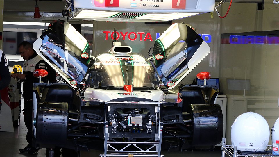Der Toyota Nummer 7 musste während der Qualifikation repariert werden, Foto: Speedpictures