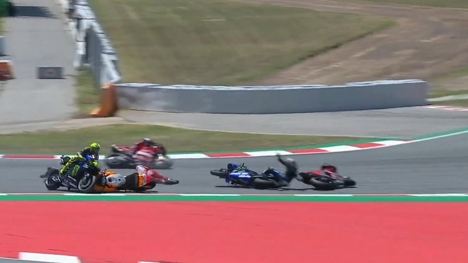 Vier Fahrer gingen in der Kollision zu Boden, Foto: Screenshot/MotoGP