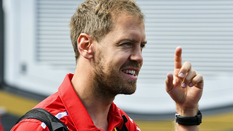 Sebastian Vettel erklärt in Frankreich die strittige Szene aus Kanada noch einmal ganz genau, Foto: LAT Images