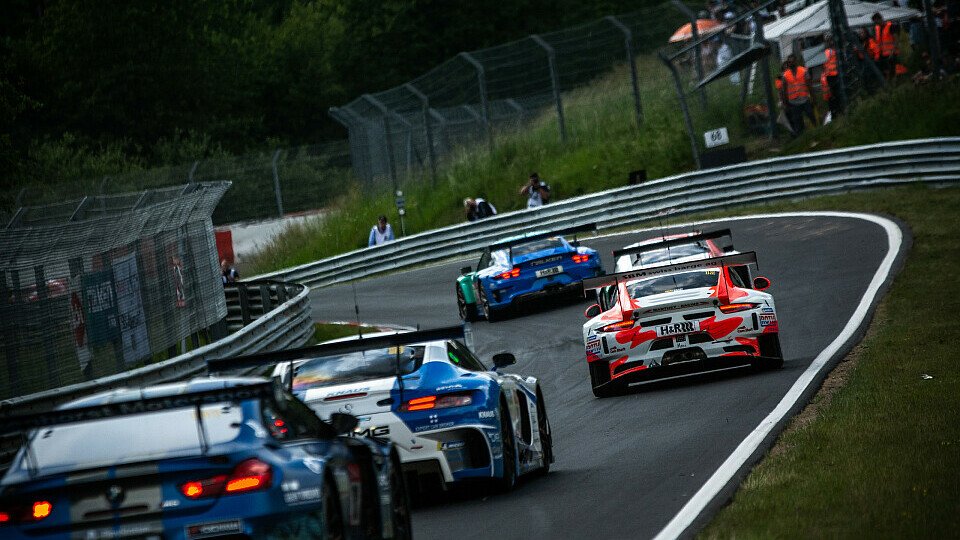 Beim 24h-Rennen am Nürburgring herrscht wieder reger Fahrbetrieb, Foto: Felix Maurer