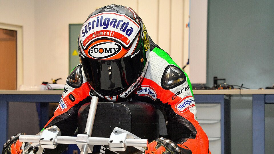Max Biaggi in voller Montur auf dem E-Motorrad
