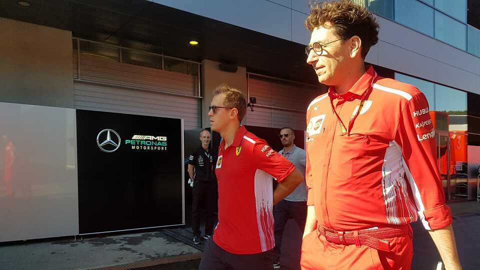 Sebastian Vettel kam mit Ferrari Teamchef Mattia Binotto zum Reifen-Gipfel, Foto: Motorsport-Magazin.com