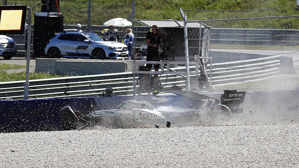 Valtteri Bottas zertrümmerte seinen Mercedes ordentlich, Foto: LAT Images