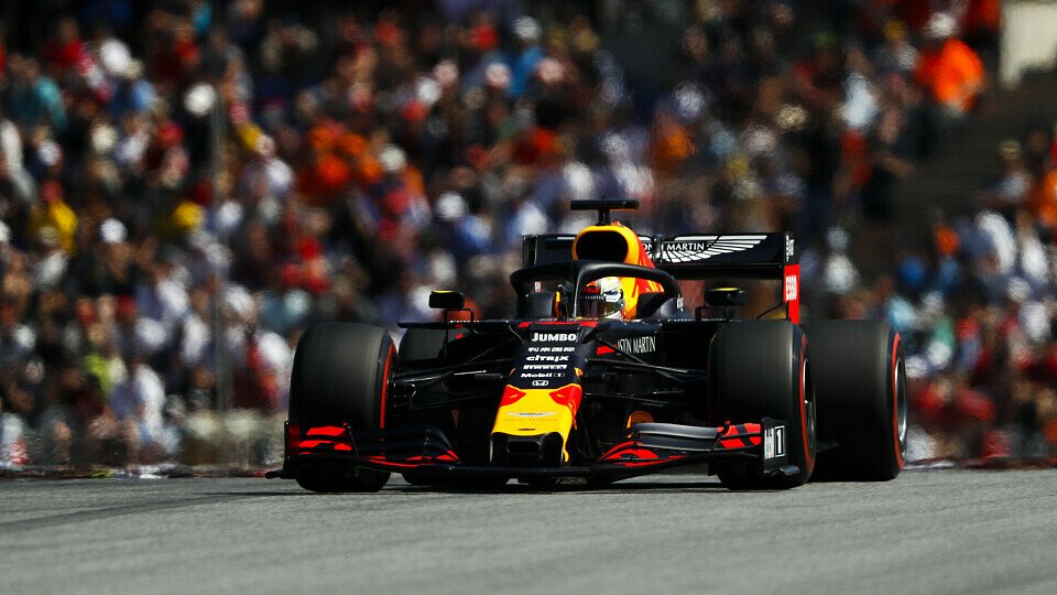 Red-Bull-Pilot Max Verstappen ist für das Formel-1-Rennen in Österreich hinter Ferrari und Mercedes in Lauerstellung, Foto: LAT Images
