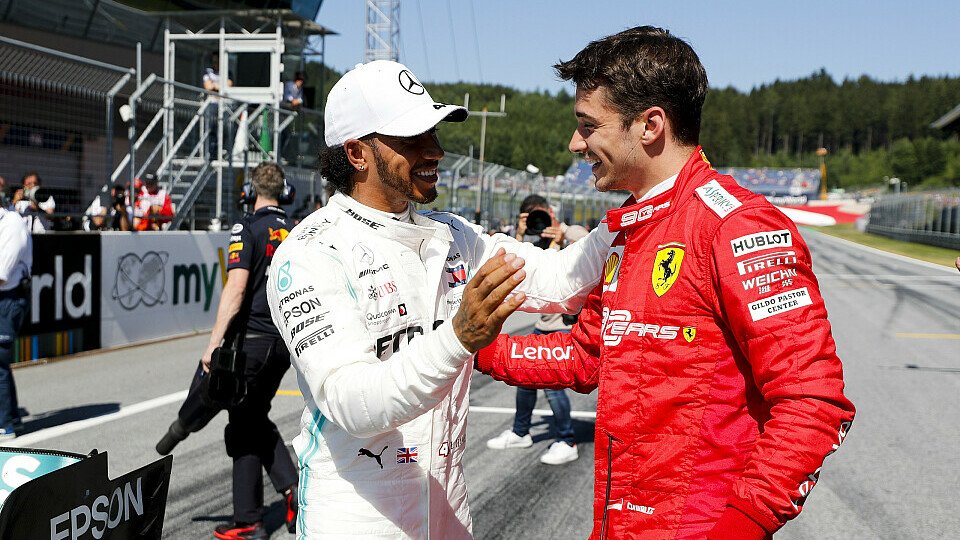Lewis Hamilton gratulierte Charles Leclerc fair zur verdienten Pole, Foto: LAT Images