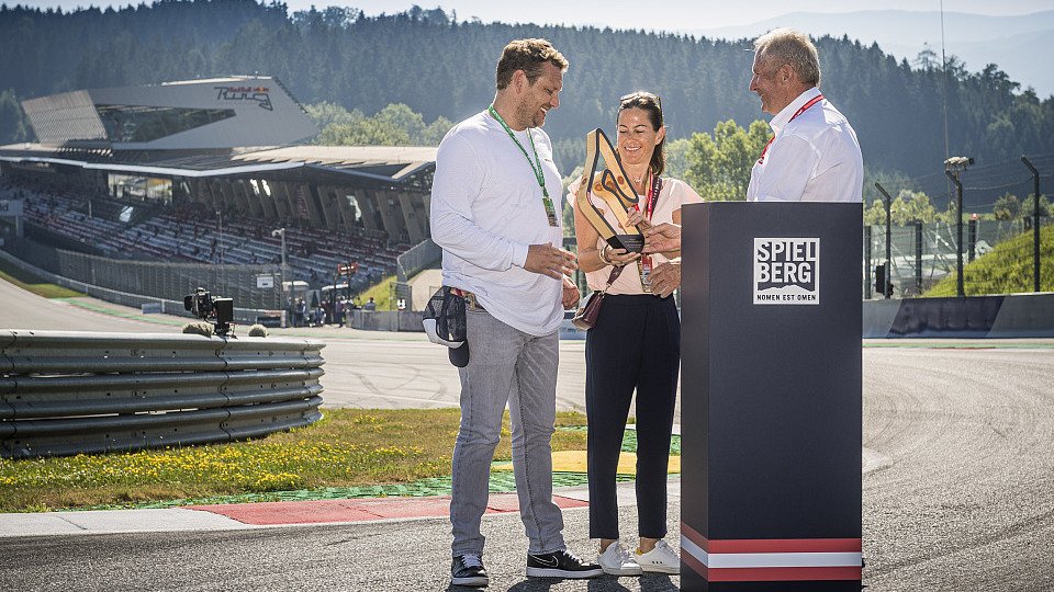 Birgit und Lukas Lauda mit Dr. Helmut Marko in der Niki Lauda Kurve, Foto: Red Bull Content Pool