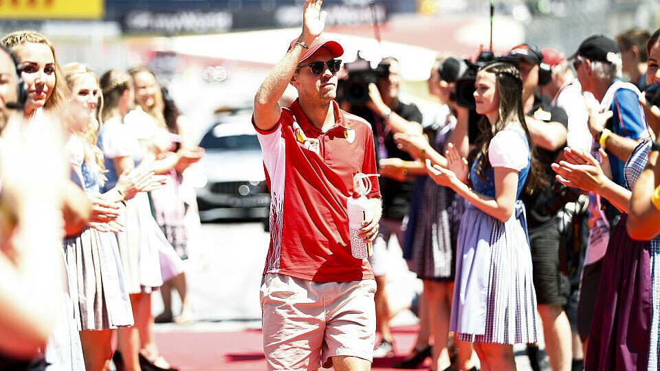 Sebastian Vettel auf dem Weg zur Fahrerparade in Österreich, Foto: LAT Images