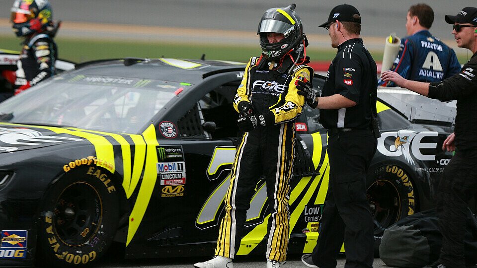 Justin Haley wartet in der Boxengasse auf den Abbruch des Rennens, Foto: NASCAR