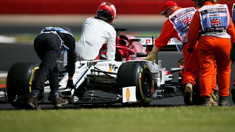 Kimi Räikkönen will sich einfach nicht von seinem Alfa trennen, Foto: LAT Images