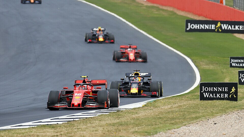 Charles Leclerc und Max Verstappen duellierten sich beim Formel-1-Rennen in Silverstone über viele Runden, Foto: LAT Images