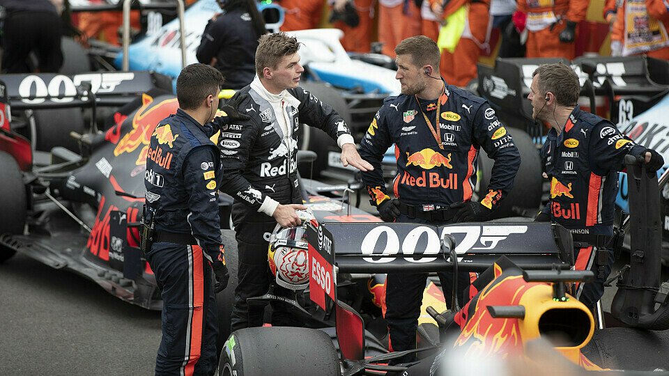 Max Verstappen erklärt Red-Bull-Mechanikern im Parc Ferme den Crash, Foto: LAT Images