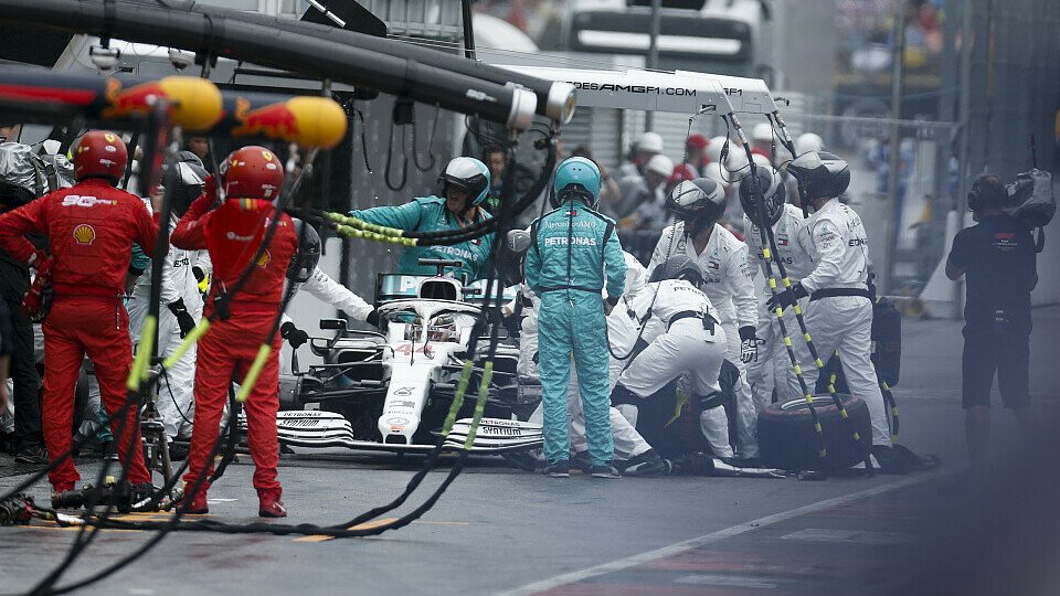 Mercedes erlebte beim Großen Preis von Deutschland einen Katastrophen-Reifenwechsel, Foto: LAT Images
