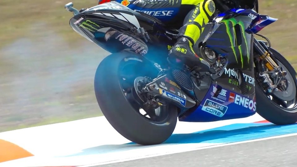 Valentino Rossi zog die Rauchwolke fast eine ganze Runde lang hinter sich her, Foto: Screenshot/MotoGP