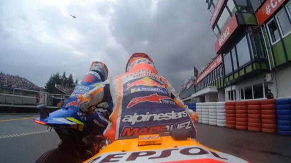 Der letzte Akt auf der Strecke: Marquez schiebt Rins in der Box aus dem Weg, Foto: Screenshot/MotoGP