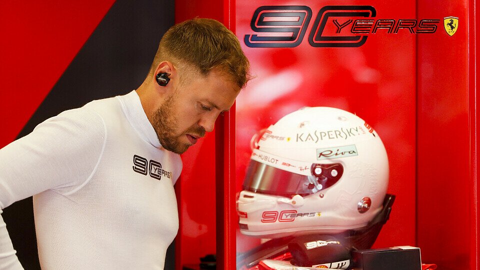 Sebastian Vettel am Ungarn-Wochenende in der Ferrari-Box, Foto: LAT Images