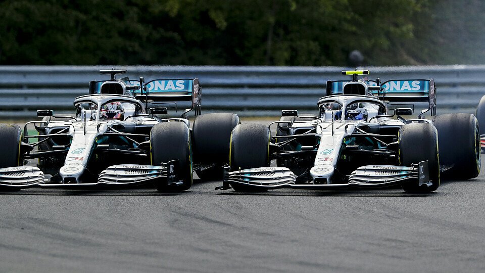 Valtteri Bottas ließ Lewis Hamilton in Kurve zwei gerade genug Platz, Foto: LAT Images