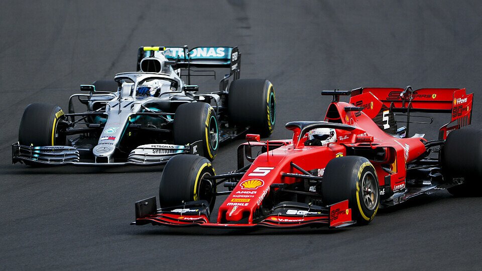 Sebastian Vettel überholt Bottas im lädierten Mercedes. Seb: Nur deshalb war Podium möglich, Foto: LAT Images
