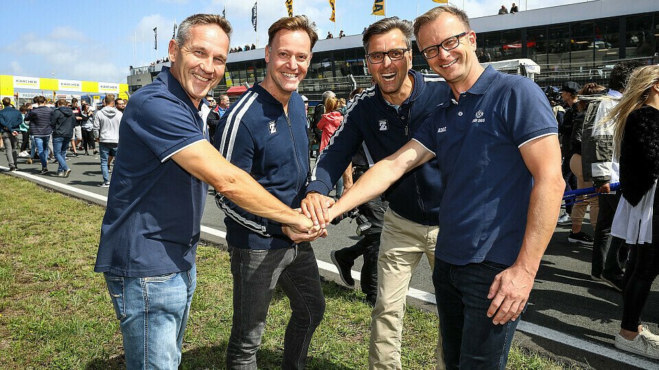 Thomas Voss, Robert van Overdijk, Erik Weijers und Lars Soutschka freuen sich über weitere Rennen in Zandvoort, Foto: ADAC GT Masters