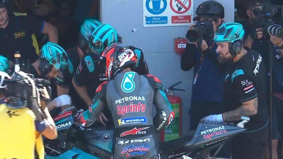 Fabio Quartararo signalisiert seinem Team das Problem, Foto: Screenshot/MotoGP