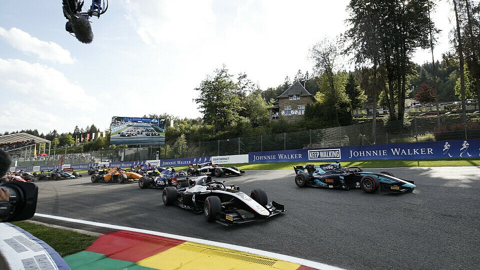 Der Start der Formel 2 in Spa, Foto: LAT Images