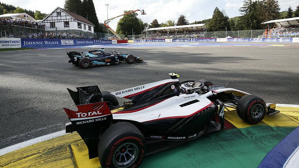 Das Formel-2-Rennen in Spa musste nach einem schweren Crash abgebrochen werden, Foto: LAT Images
