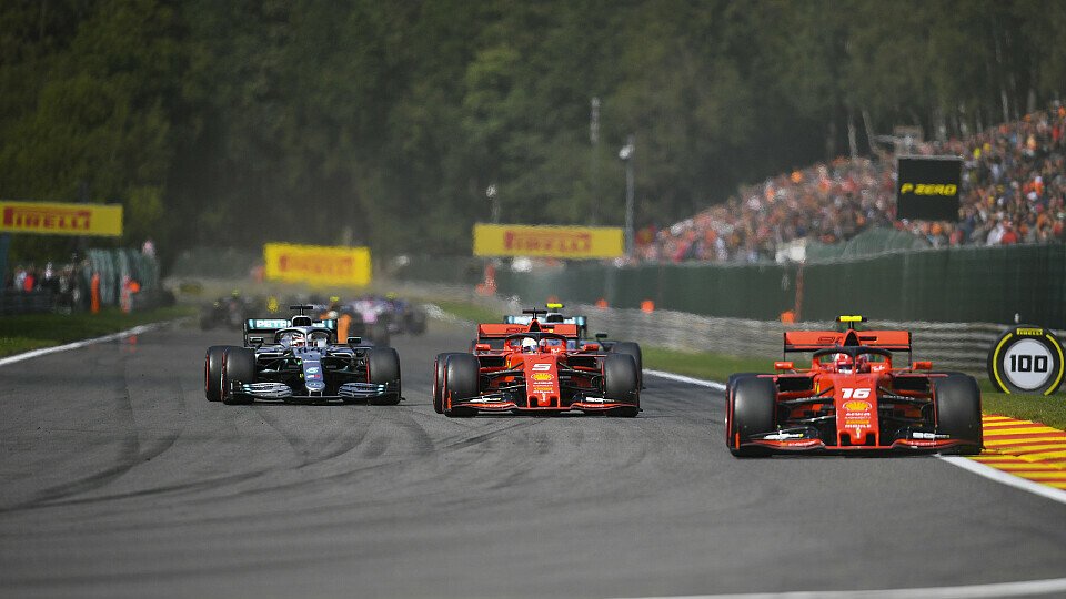 Sebastian Vettel diente in Spa recht schnell nur noch als Puffer für Charles Leclerc, Foto: LAT Images