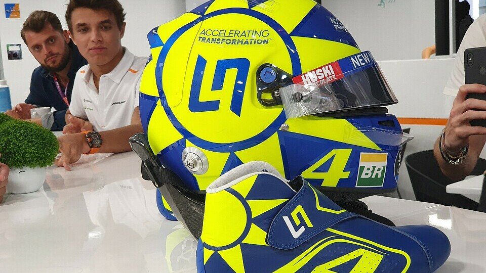 Lando Norris startet beim Formel-1-Rennen in Monza mit einem Helmdesign im Valentino-Rossi-Look, Foto: Motorsport-Magazin.com