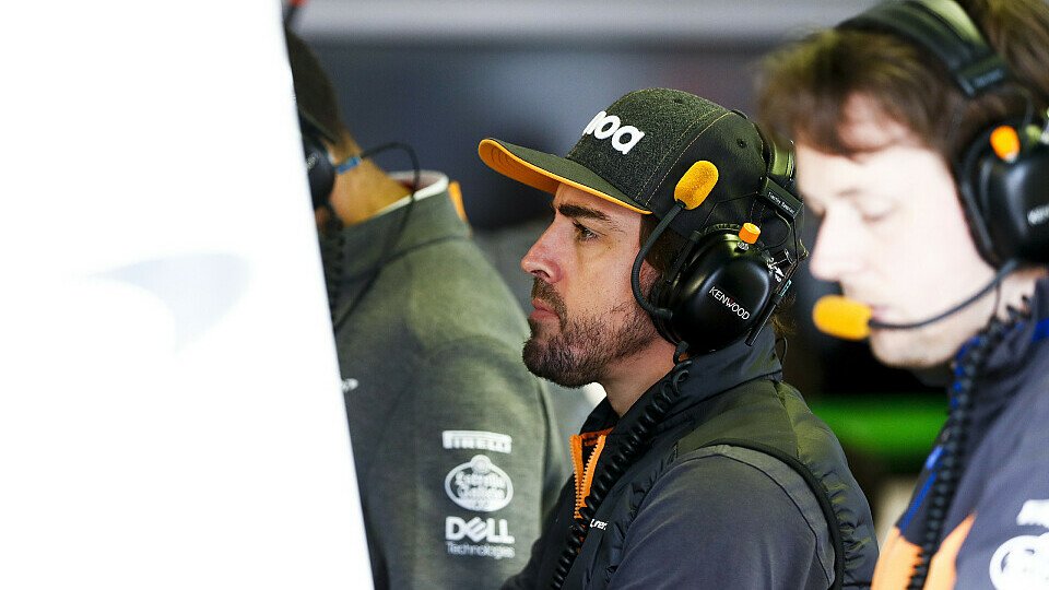 (Noch) nur zu Besuch: Fernando Alonso am McLaren-Kommandostand in Monza, Foto: LAT Images