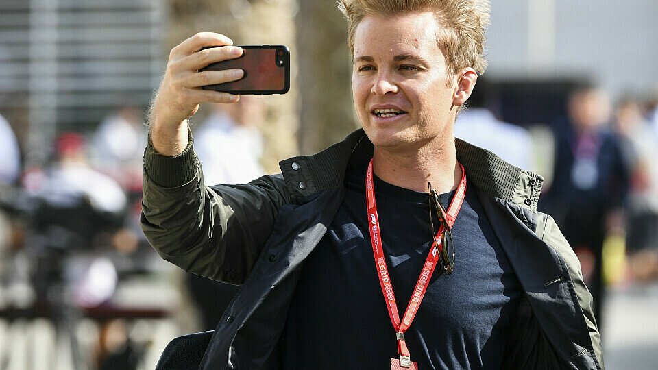 Nico Rosberg will in seinem VLOG auf Youtube demnächst weniger Vollgas geben, Foto: LAT Images