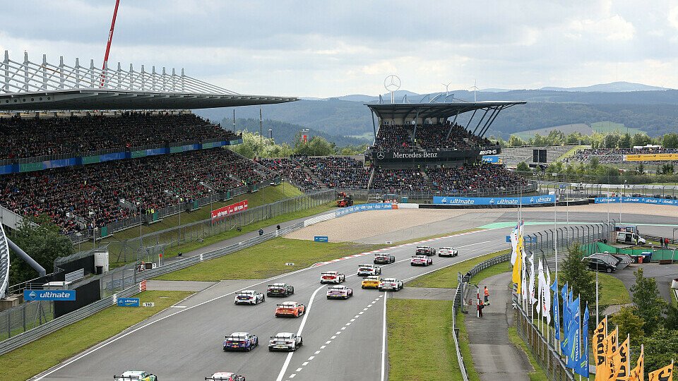 Ganz so voll werden die Tribünen bei der DTM am Nürburgring noch nicht sein, Foto: Gruppe C / Hoch Zwei