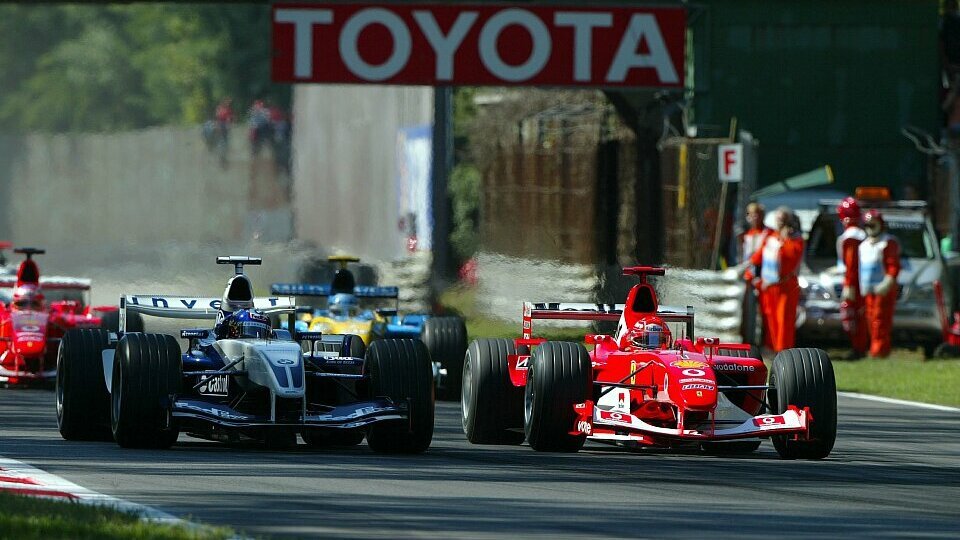 Michael Schumacher und Juan Pablo Montoya lieferten sich 2003 ein Monza ein hartes Rad-an-Rad-Duell, Foto: LAT Images