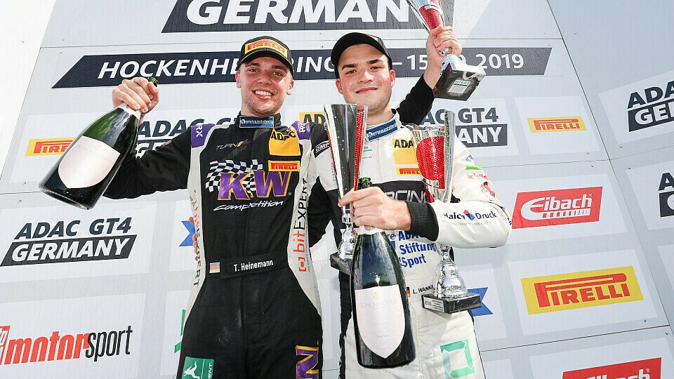 Strahlende Sieger in Hockenheim: Tim Heinemann (li.) und Luke Wankmüller, Foto: ADAC GT4 Germany
