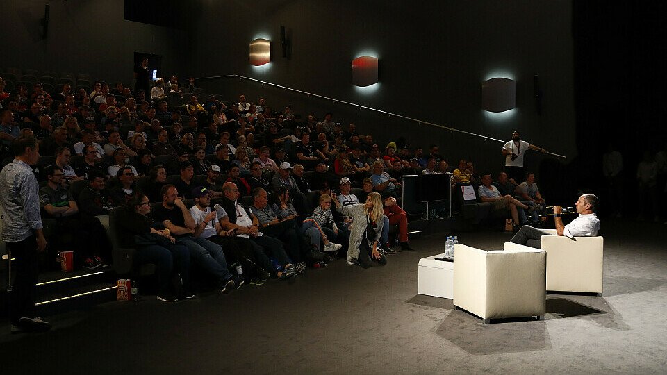 DTM-Boss Gerhard Berger im ausführlichen Austausch mit den Fans, Foto: Hoch Zwei
