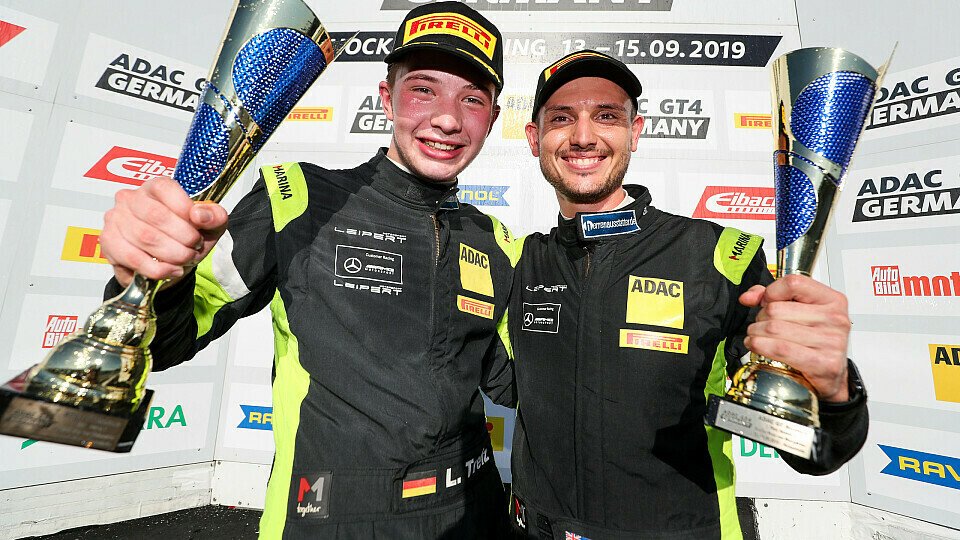 Strahlende Gewinner in Hockenheim: Luca Trefz (li.) und Morgan Haber, Foto: ADAC GT4 Germany