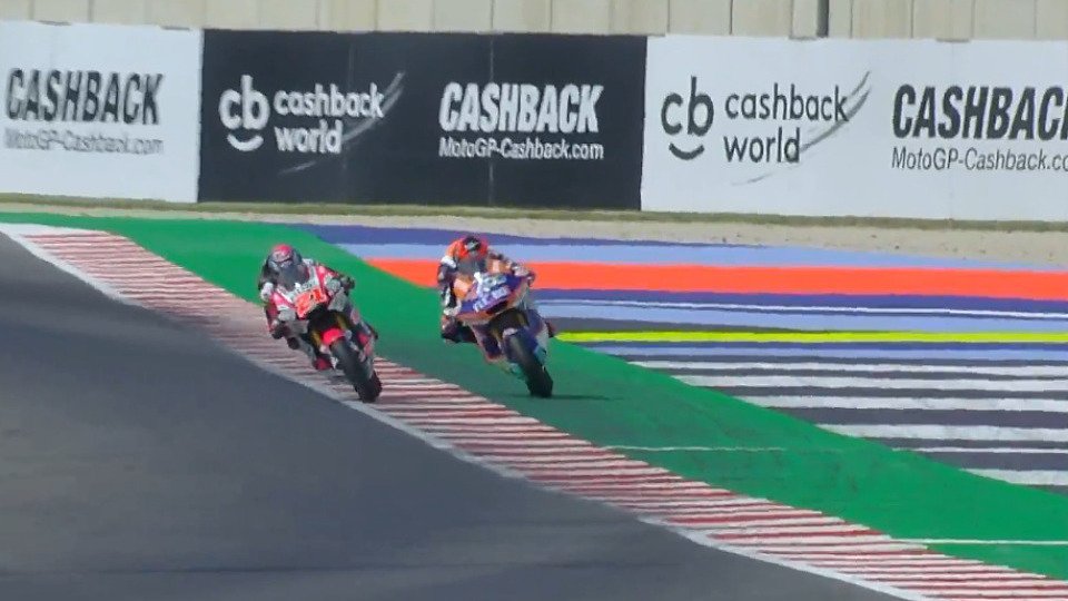Die Szene des Anstoßes - di Giannantonio vs. Fernandez in der letzten Runde, Foto: Screenshot/MotoGP