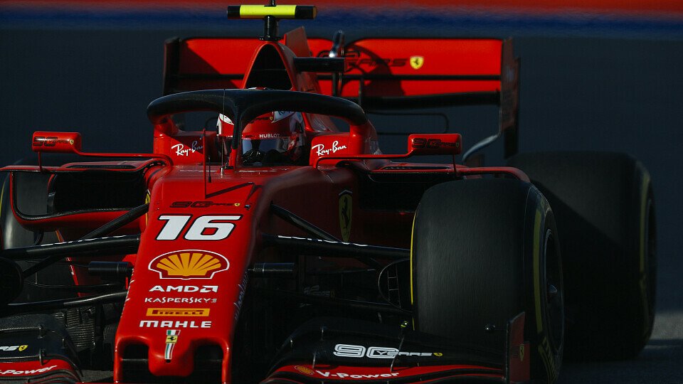 Charles Leclerc sicherte sich für das Formel-1-Rennen am Sonntag in Russland die vierte Pole Position in Folge, Foto: LAT Images