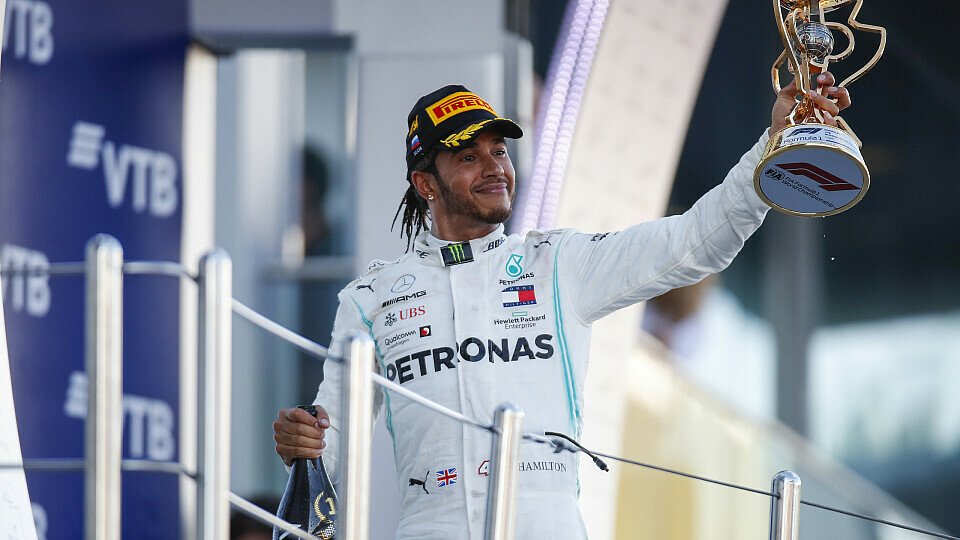 Lewis Hamilton feiert den Sieg in Sotschi, Foto: LAT Images