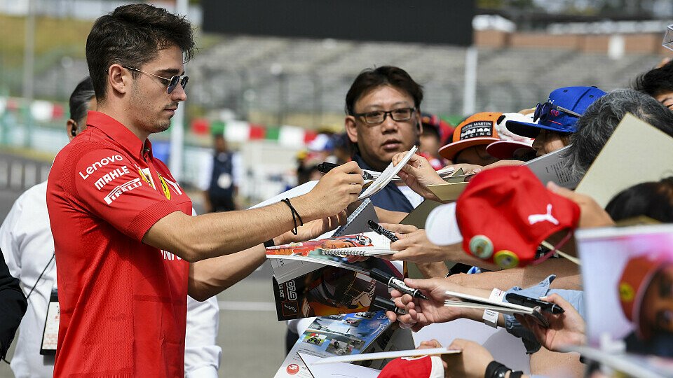 Charles Leclerc mit Fans vor dem Japan-GP, Foto: LAT Images