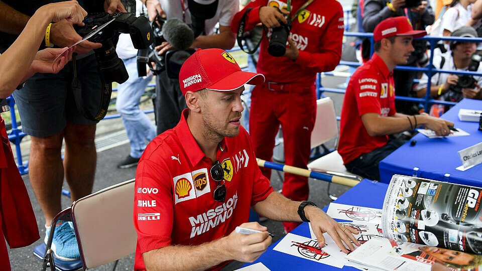 Sebastian Vettel und Charles Leclerc mit Fans in Japan, Foto: LAT Images