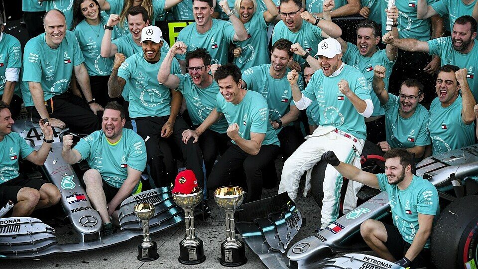 Auch beim Meister-Foto von Mercedes präsent: Die rote Kappe von Niki Lauda auf dem Pokal, Foto: LAT Images