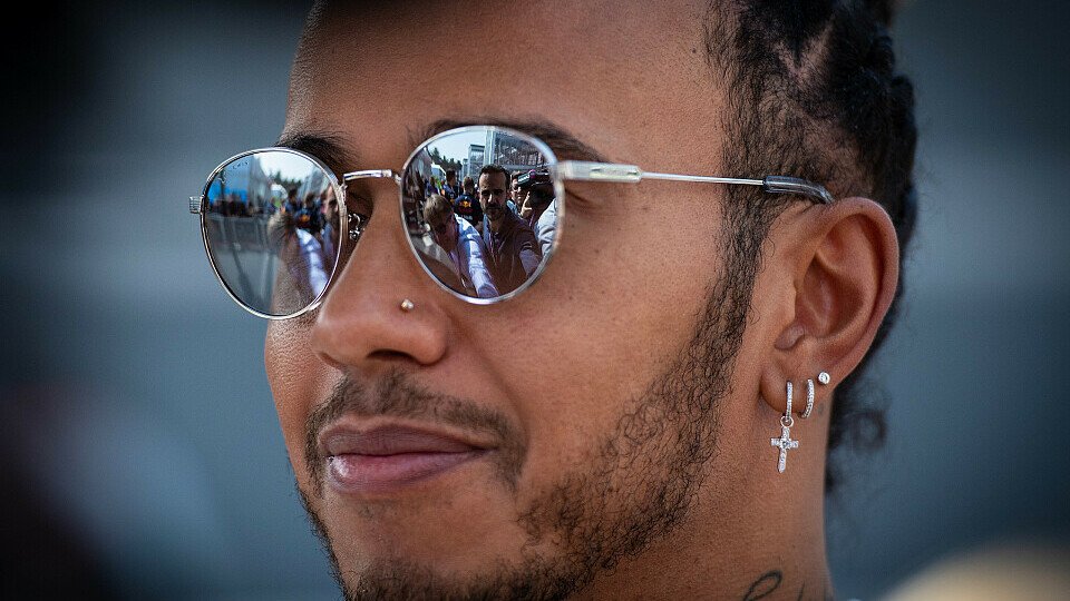 Lewis Hamilton unterstützt die Helfer in Australien, Foto: LAT Images