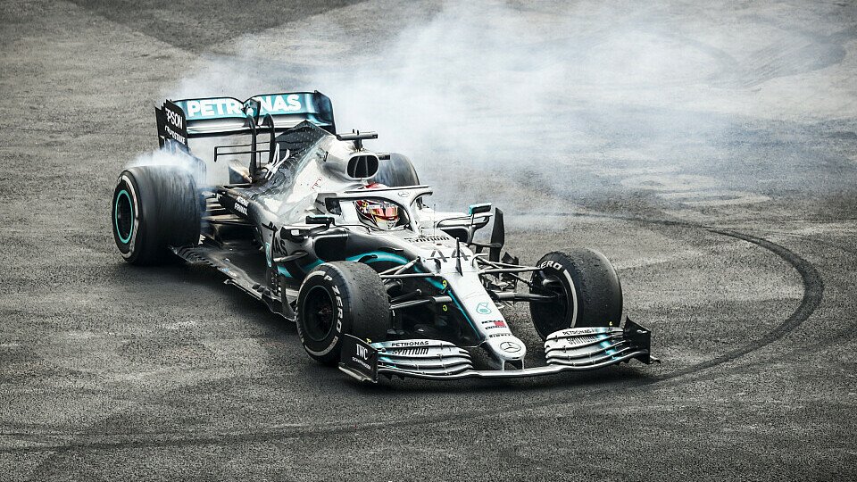 Lewis Hamilton feiert in Mexiko den Sieg, Foto: LAT Images