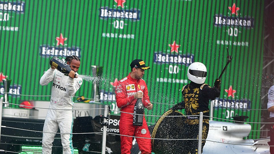 Sebastian Vettel wusste mit dem Mexiko-Maskottchen Mario Achi nicht recht umzugehen, Foto: LAT Images