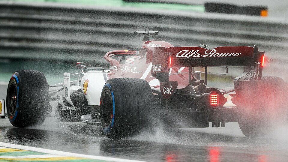 Kimi Räikkönen in der FP1-Gischt von Interlagos, Foto: LAT Images