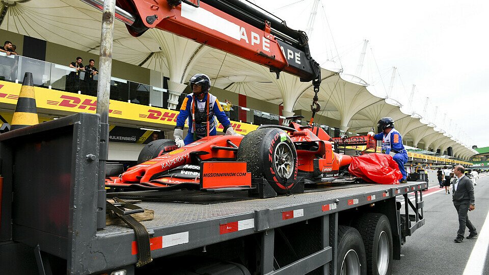 Beide Ferrari kamen nach dem Unfall zwischen Sebastian Vettel und Charles Leclerc nicht aus eigener Kraft zurück an die Box, Foto: LAT Images