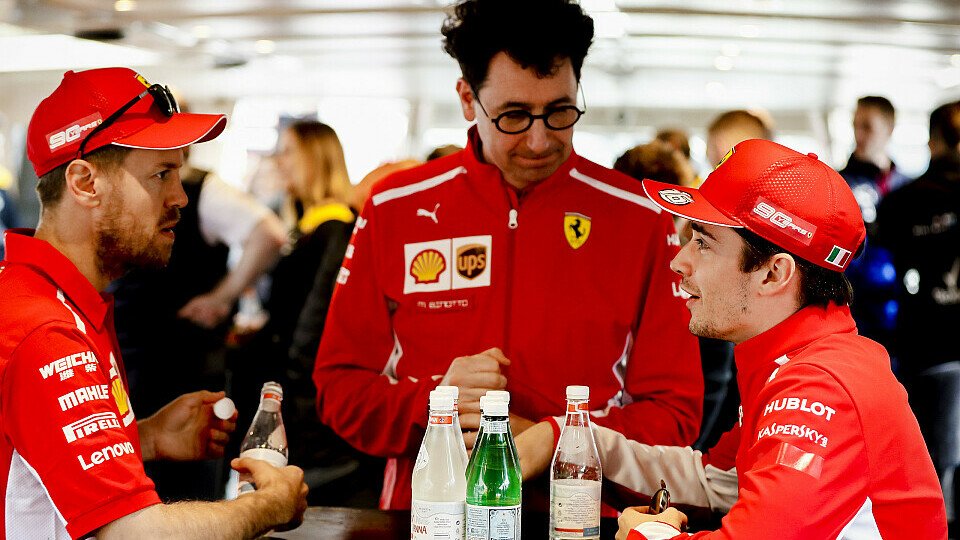 Mattia Binotto hat mit Sebastian Vettel und Charles Leclerc jede Menge zu tun, Foto: LAT Images