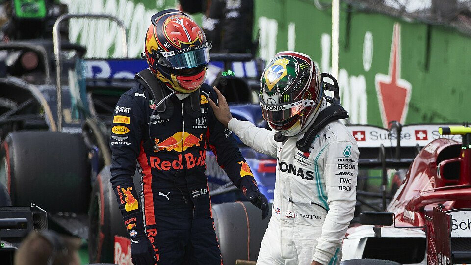 Lewis Hamilton entschuldigte sich direkt nach dem Rennen bei Alexander Albon, Foto: LAT Images