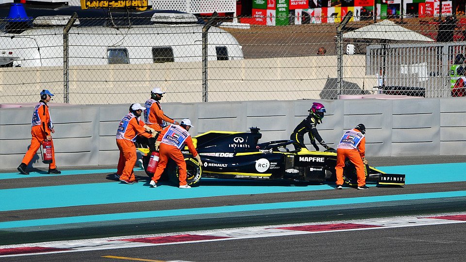 Daniel Ricciardo musste seinen Renault im ersten Training in Abu Dhabi mit Motorschaden abstellen, Foto: LAT Images