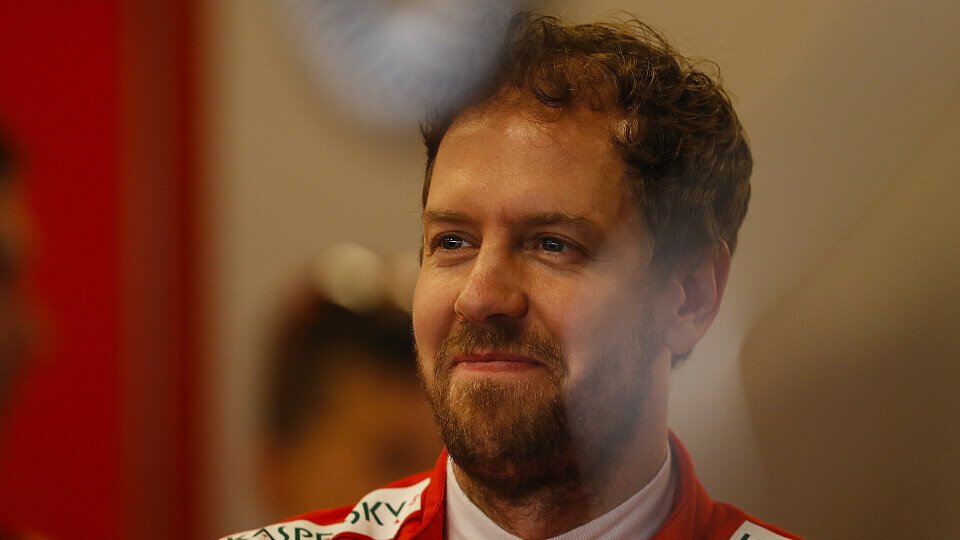 Sebastian Vettel zeigt sich in Abu Dhabi aus naheliegenden Gründen in gut gelaunt, Foto: LAT Images